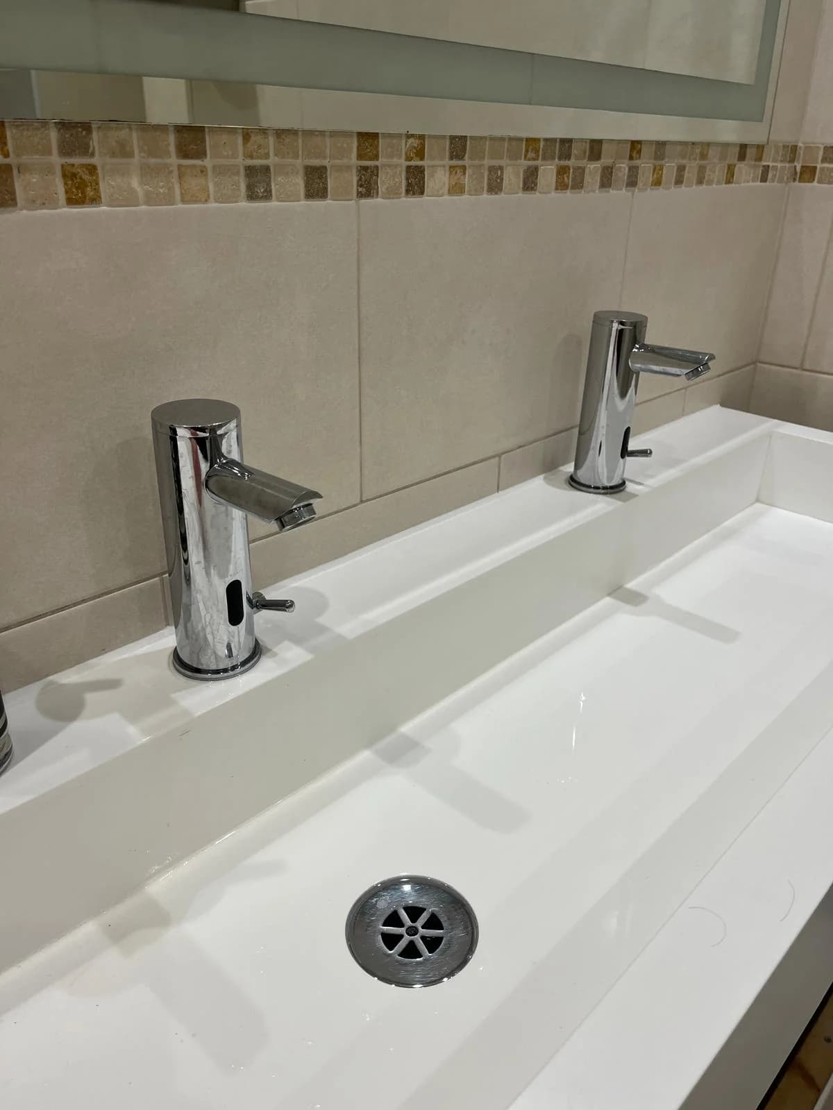 Sink installation pipework and fittings