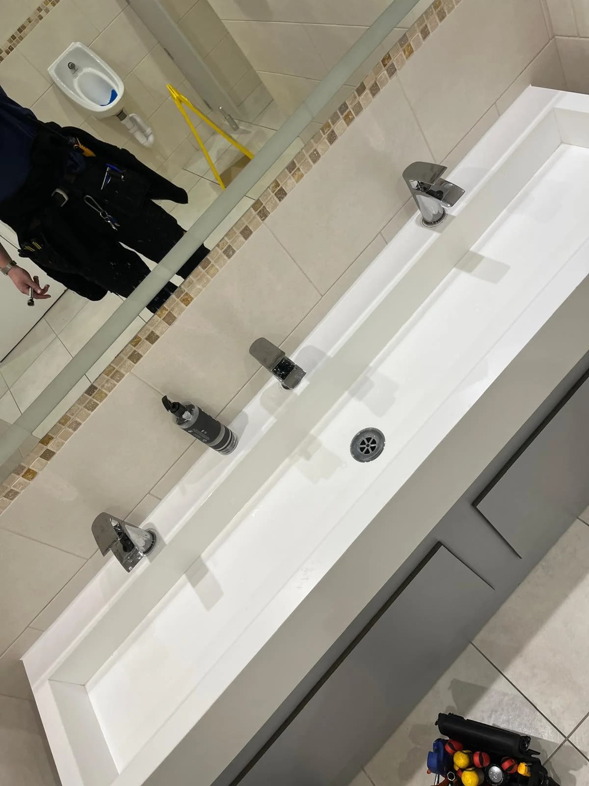 Sink installation connection and waste pipework
