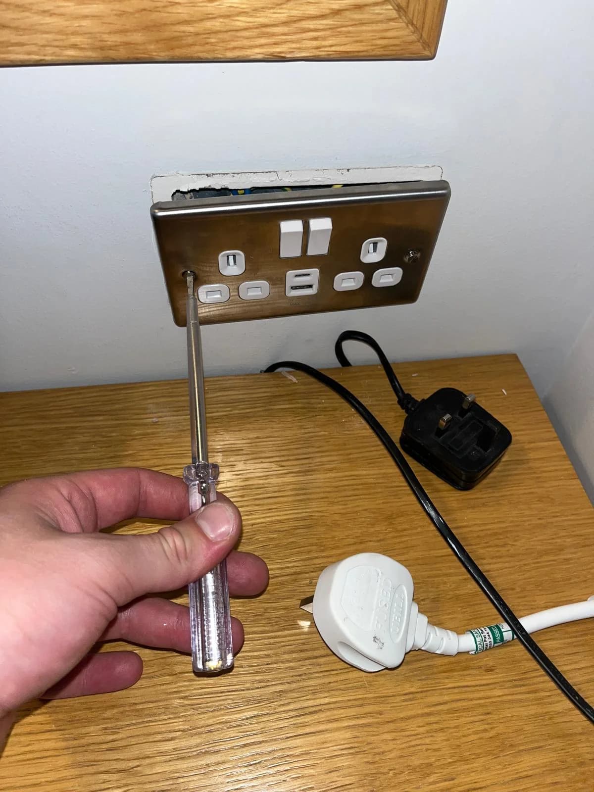 Second socket repair and electrical maintenance