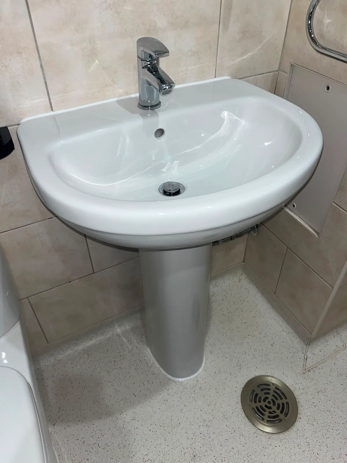 Completed basin waste replacement in Bexleyheath Completed basin waste replacement with pedestal refitted in Bexleyheath